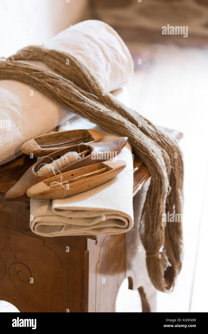 Una cerca de madera vieja algunos shuttles para textiles, provincia de Bolzano, Tirol del sur, Trentino Alto Adige, Italia, Foto de stock