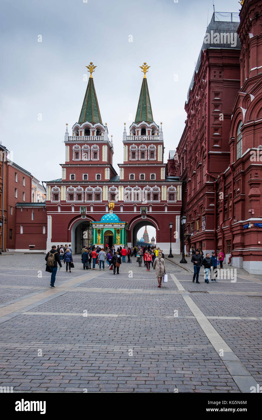 La Plaza Roja, Moscú, Rusia, Eurasia. Puerta ibérica y capilla. Foto de stock