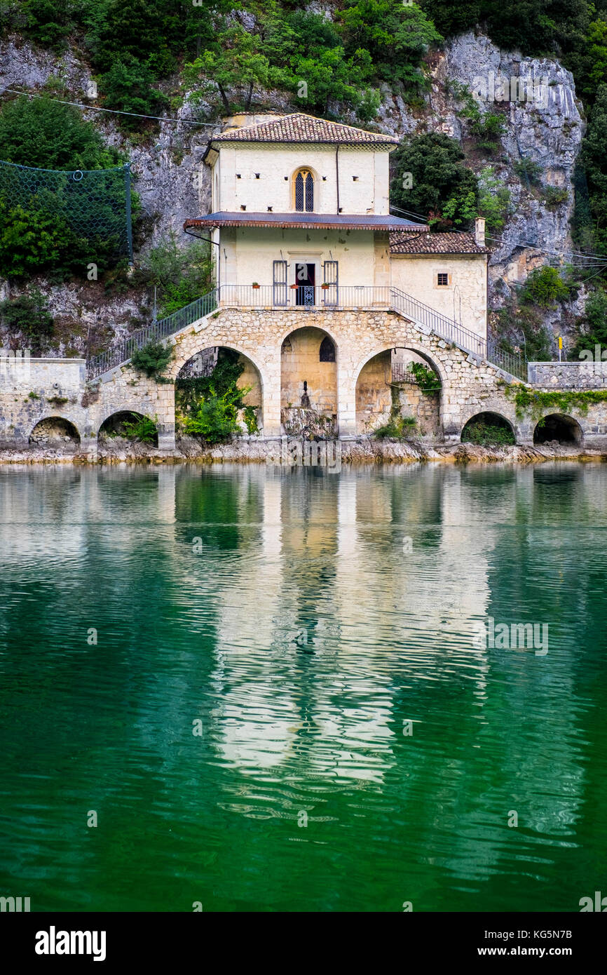 Lago de Scanno, Scanno, Abruzzo, Italia, Europa Central. La pequeña iglesia de la Madonna del lago. Foto de stock