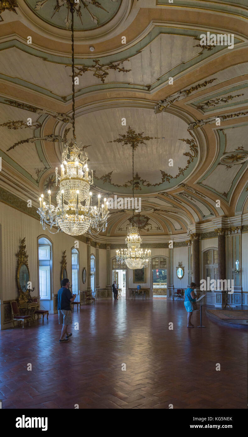 Decoraciones Artísticas en el interior del antiguo palacio y residencia real de Palácio de Queluz Lisboa Portugal Europa Foto de stock