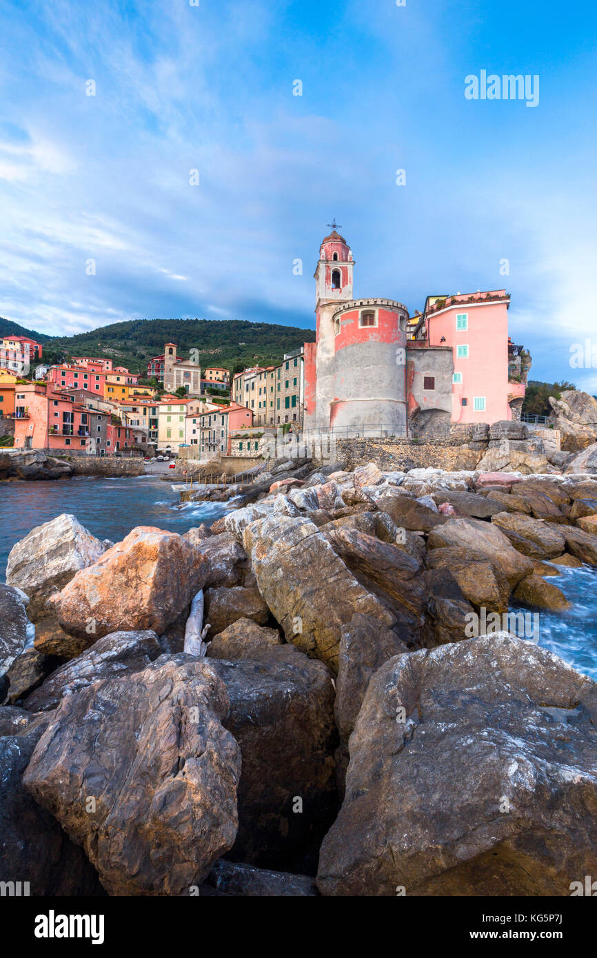 Vista de tellaro desde el muelle al atardecer, Liguria, Italia Foto de stock