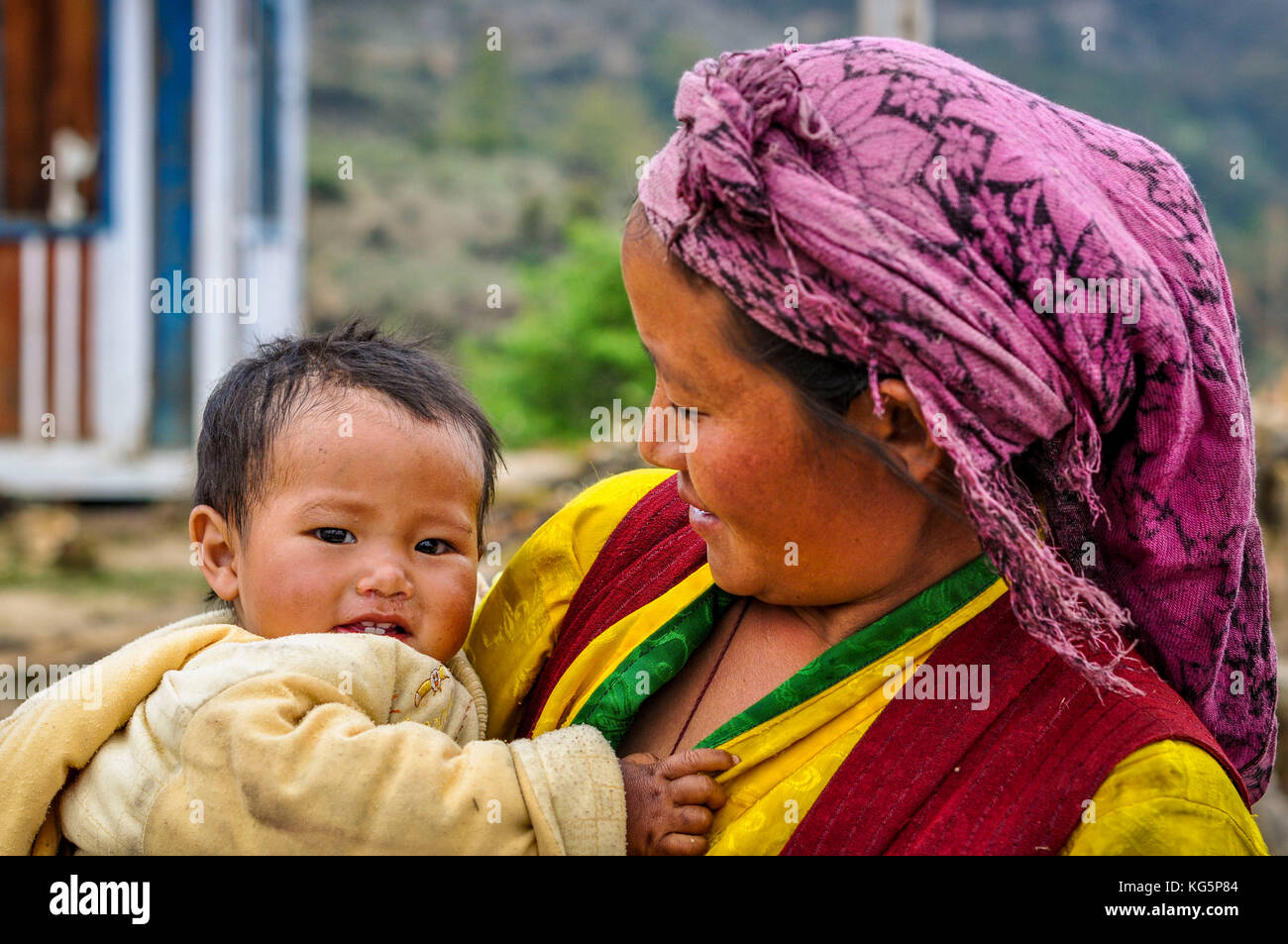 Little Baby con su mamá, distrito de Rasuwa, región bagmati, Nepal, Asia Foto de stock