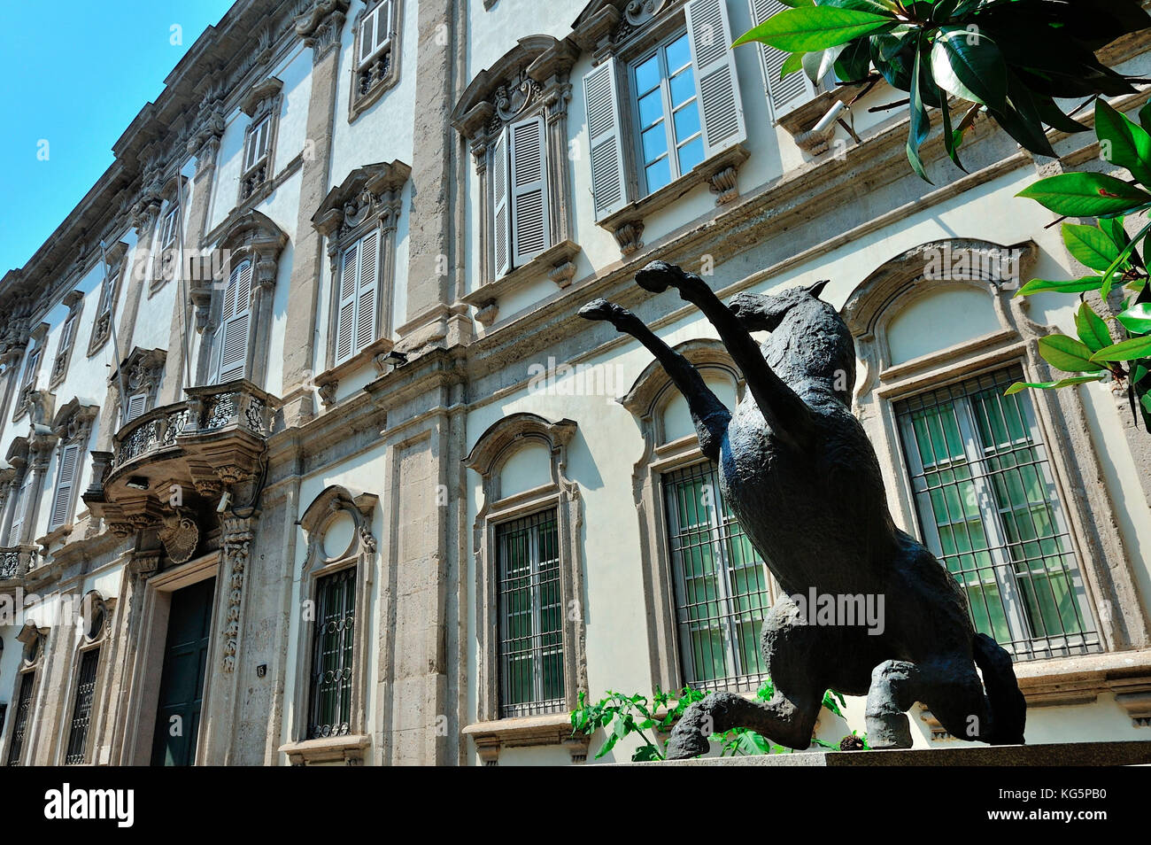 Palazzo cusani, palace edificio histórico en el distrito de Brera, Milán, via Brera 13, Italia Foto de stock