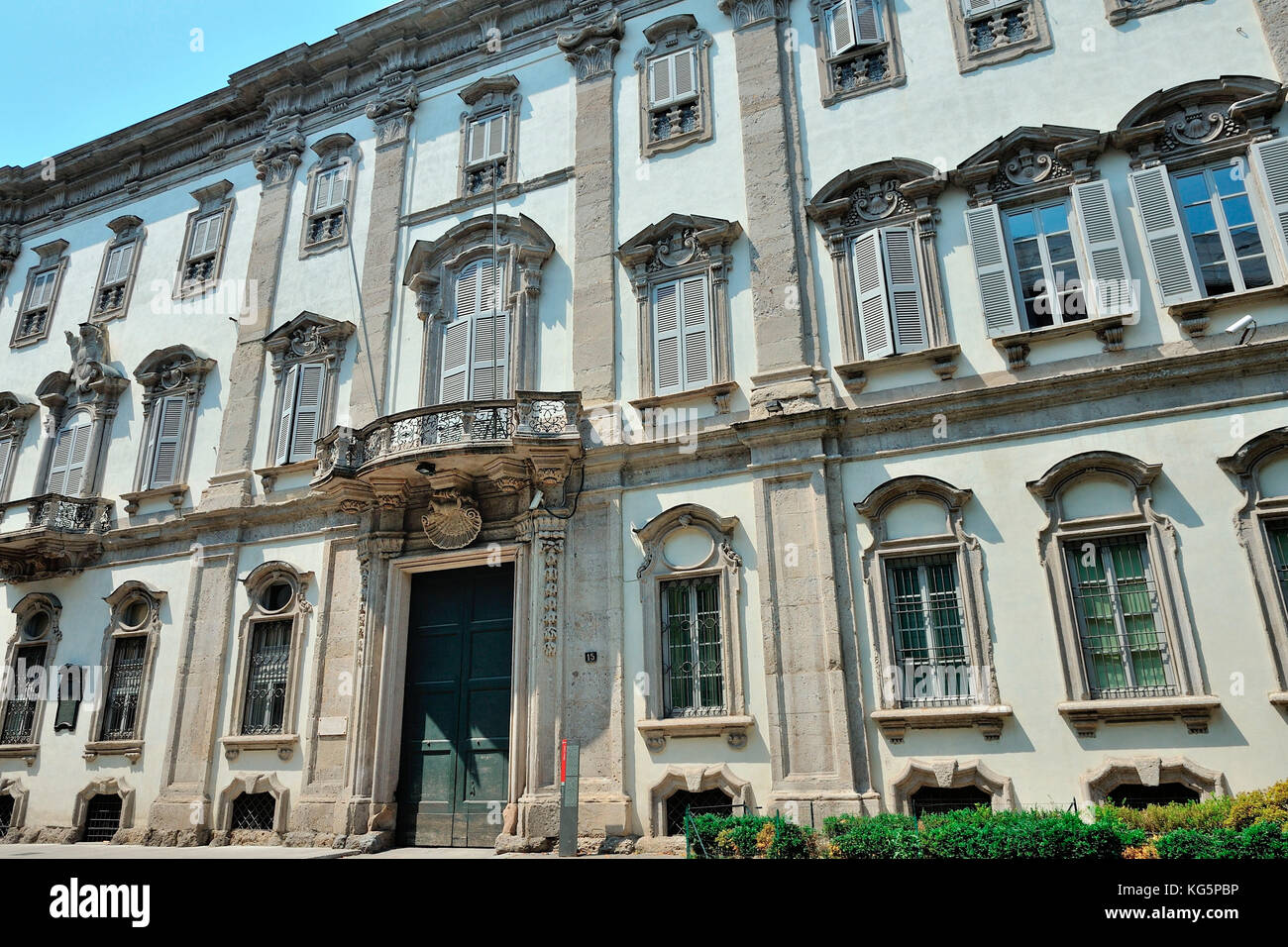 Palazzo cusani, palace edificio histórico en el distrito de Brera, Milán, via Brera 13, Italia Foto de stock