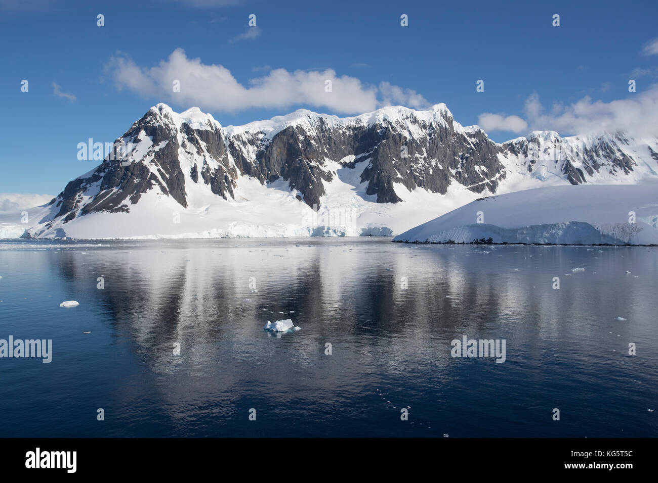 Montañas nevadas, Canal Lemaire, la Antártida Foto de stock