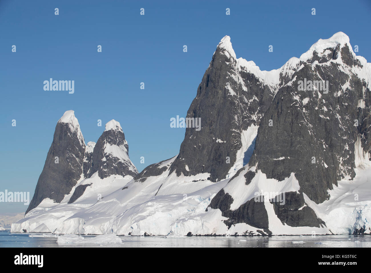 Anu de picos, en la entrada al Canal Lemaire, la Antártida Foto de stock