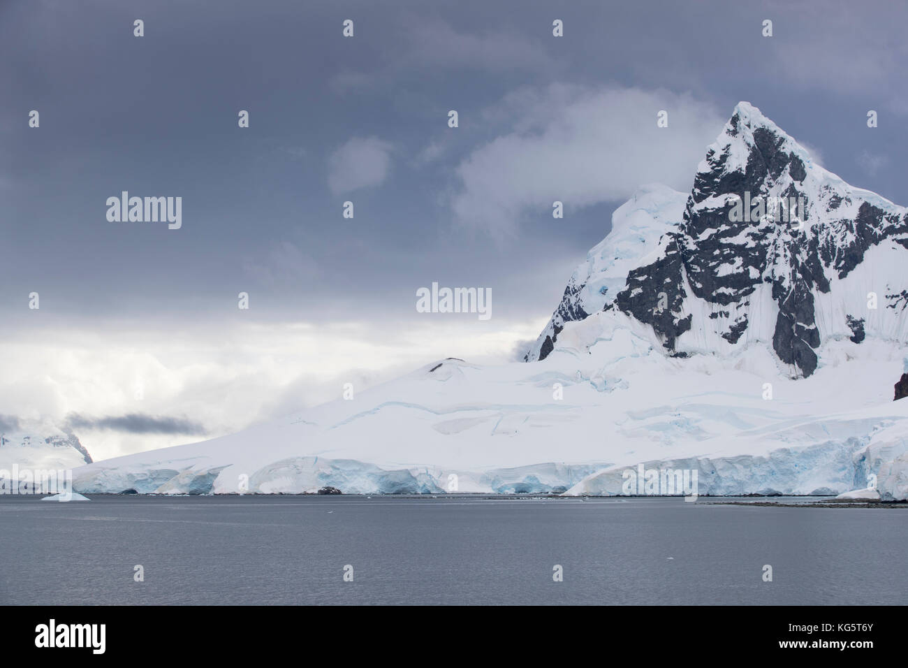Montañas cubiertas de nieve, la Península Antártica Foto de stock