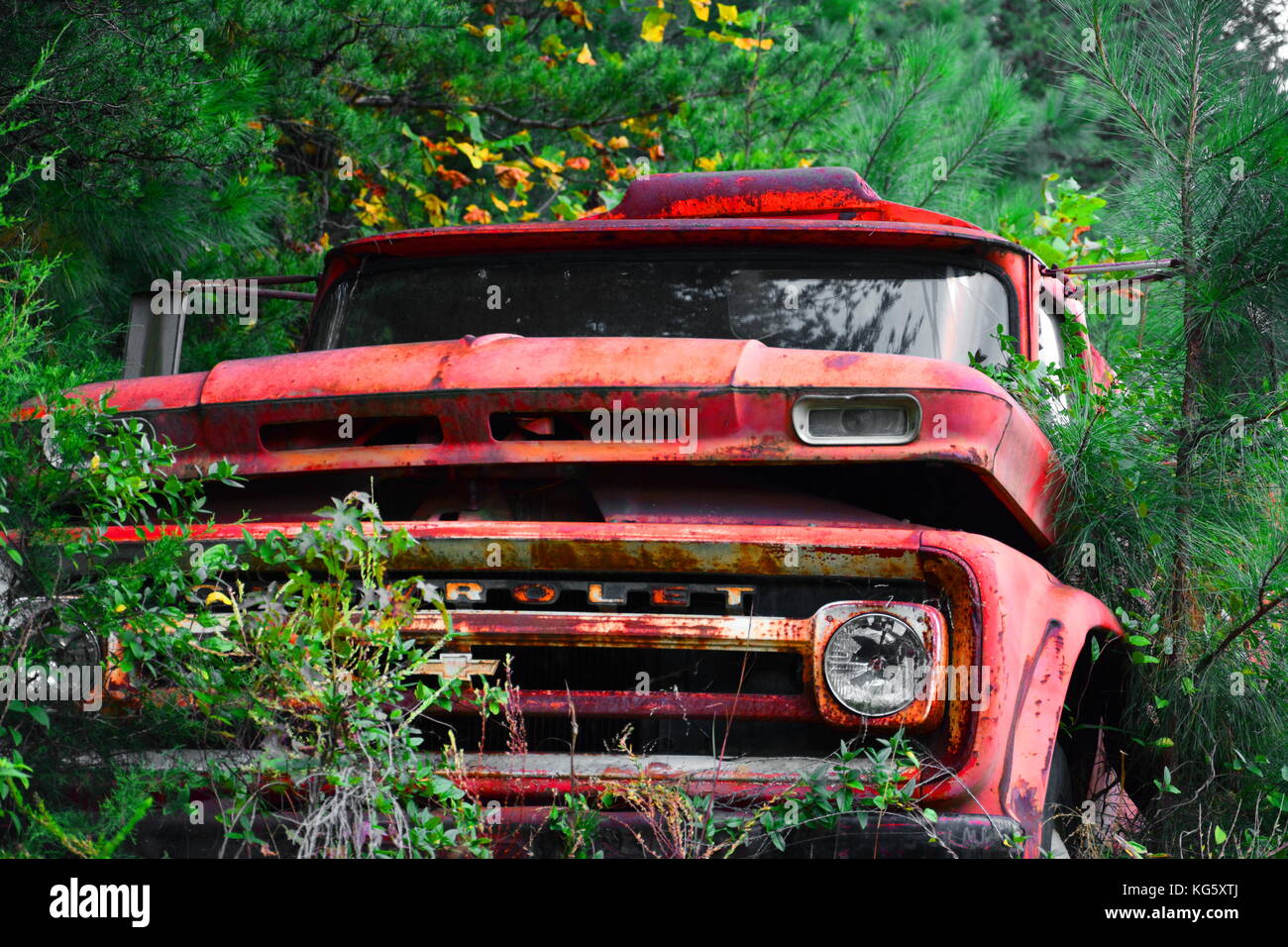 Un viejo camión cisterna Chevy, olvidado y devastado por el tiempo. Foto de stock
