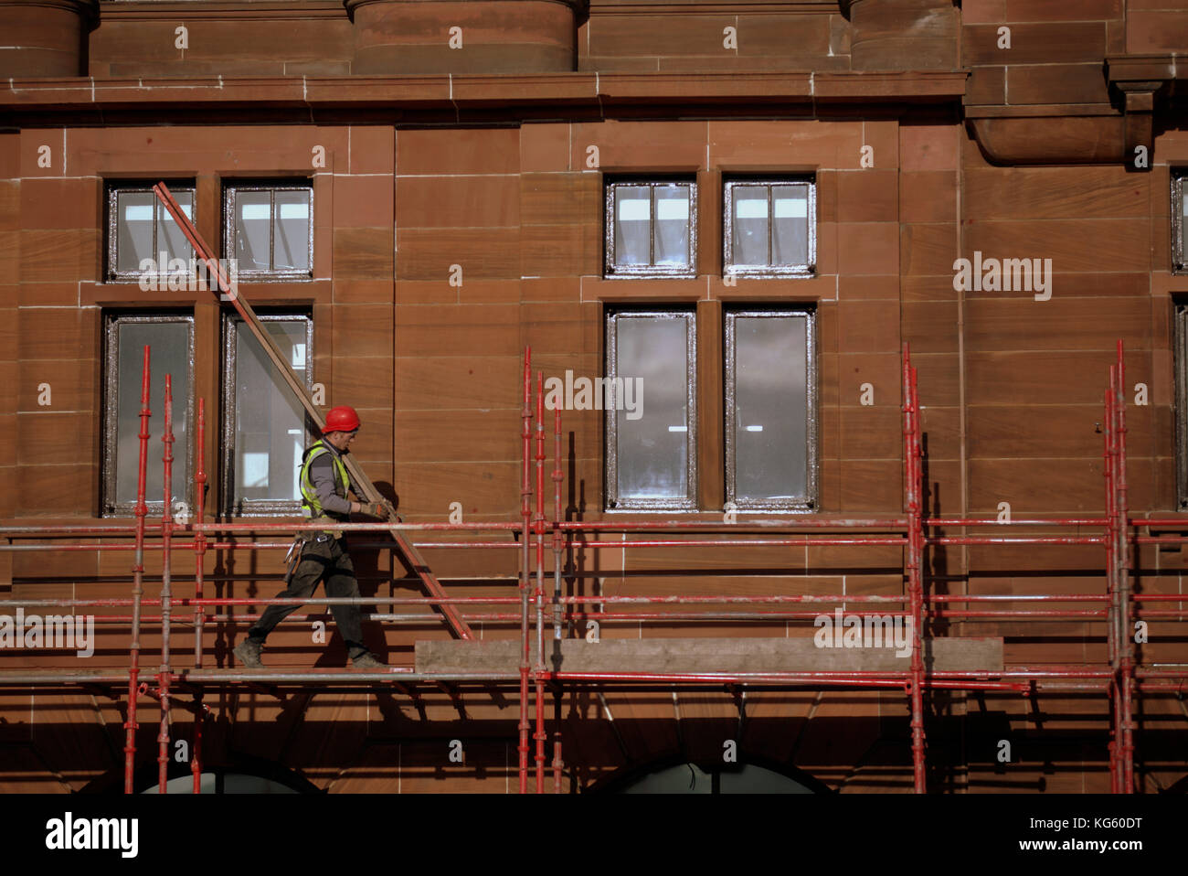 Renovación de Glasgow Queen Street Station andamios trabajadores scaffolders sombreros duros Foto de stock