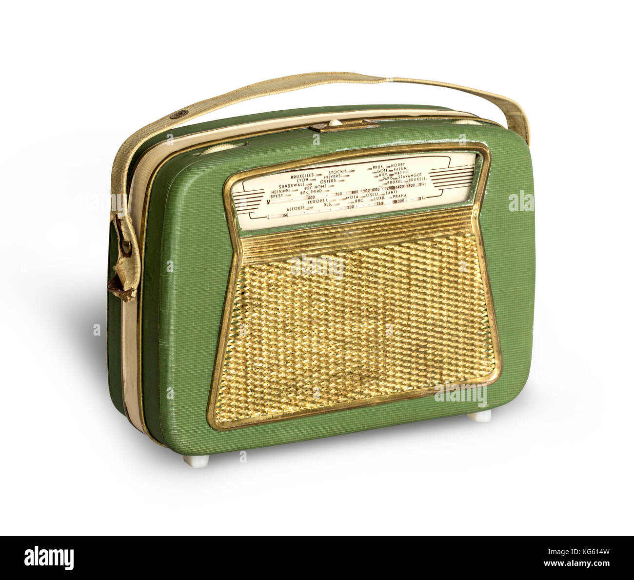 Antigua radio verde sobre un fondo blanco con trazado de recorte Foto de stock