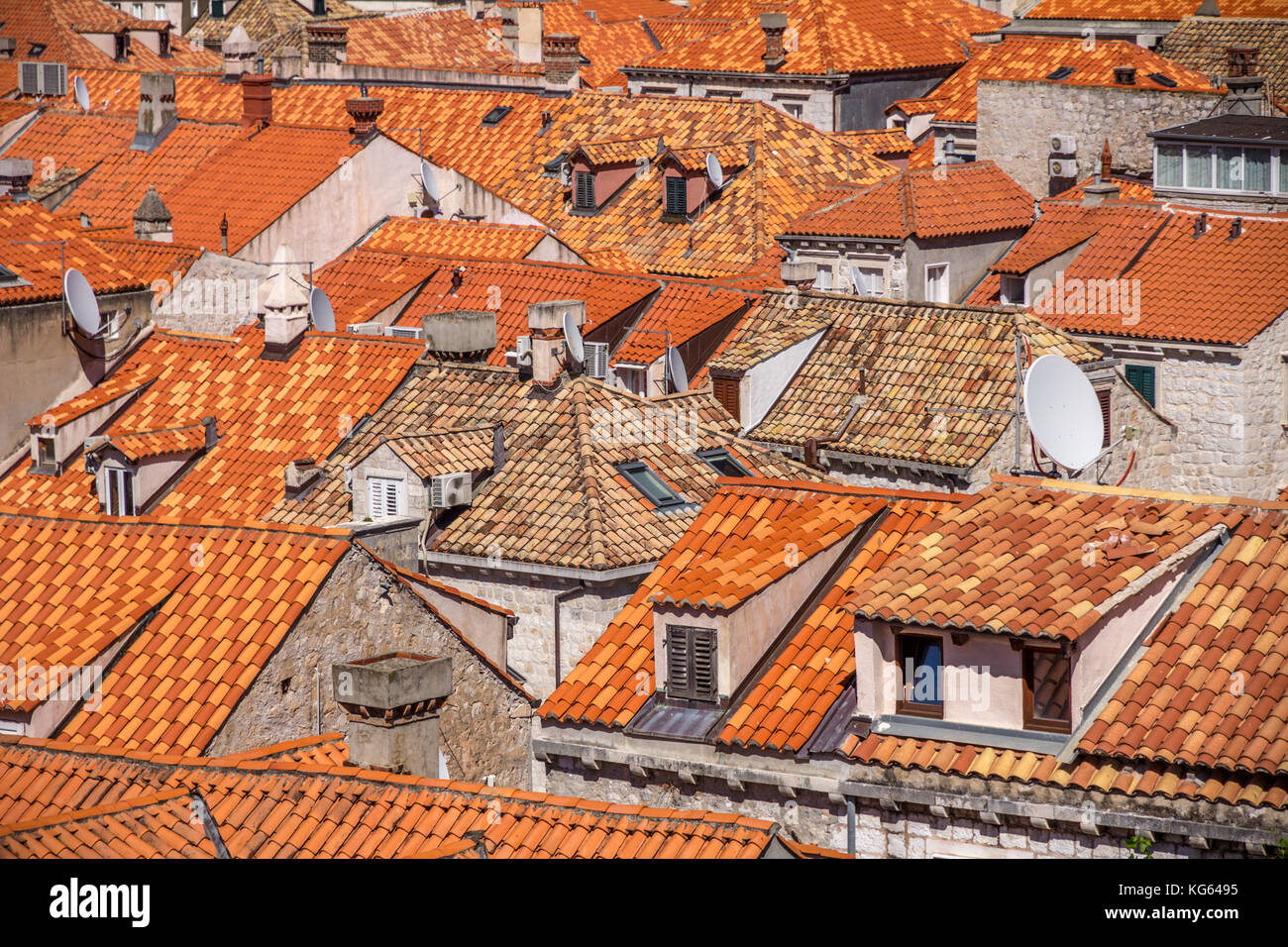 Acercar la vista en mosaico de tejados de terracota brillante, el casco antiguo de Dubrovnik. Ventanas con persianas y antenas parabólicas traer ver actualizado a Croacia. Foto de stock