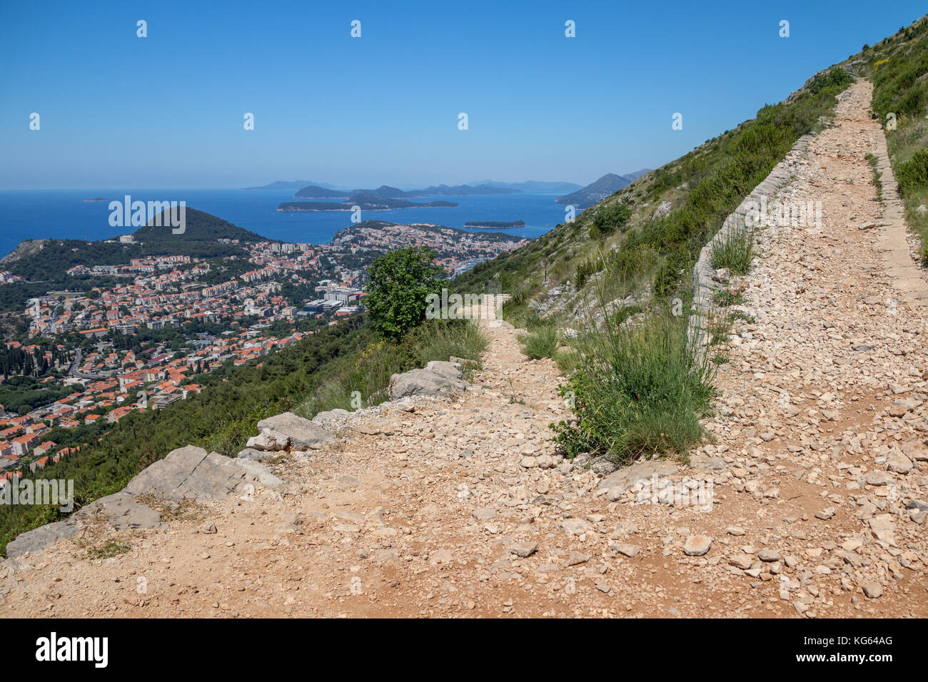 Bien definido de camino que conduce a la cima del monte srd zig-zags la ladera arriba, ofreciendo vistas panorámicas de Dubrovnik, Lapad, el Adriático y islas croatas Foto de stock