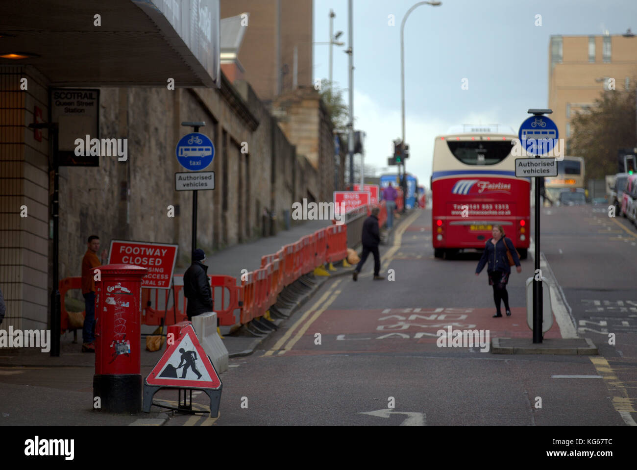 Control de tráfico de la estación de Queen street renovaciones north Hanover Street, Glasgow, Glasgow, Reino Unido Foto de stock