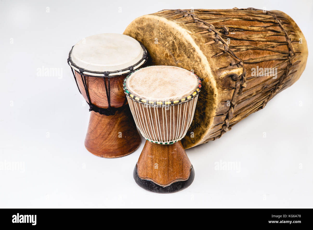 Tres tambores djembé africano artesanal Fotografía de stock - Alamy