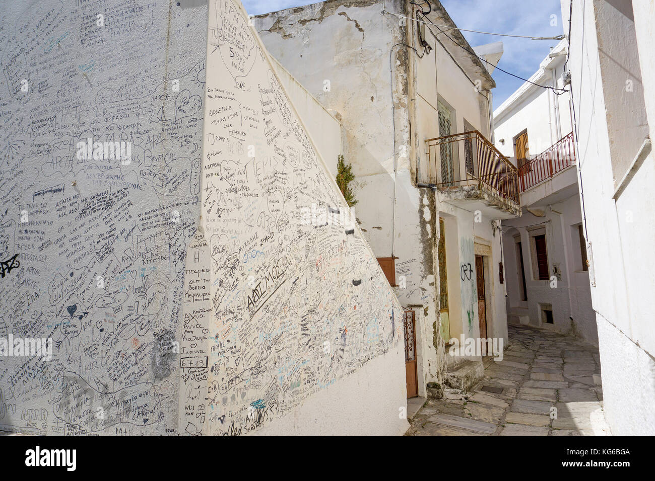 Pared cubierta con escritos y pinturas, Mountain Village Apiranthos, Naxos Island, las Islas Cícladas, del mar Egeo, Grecia Foto de stock