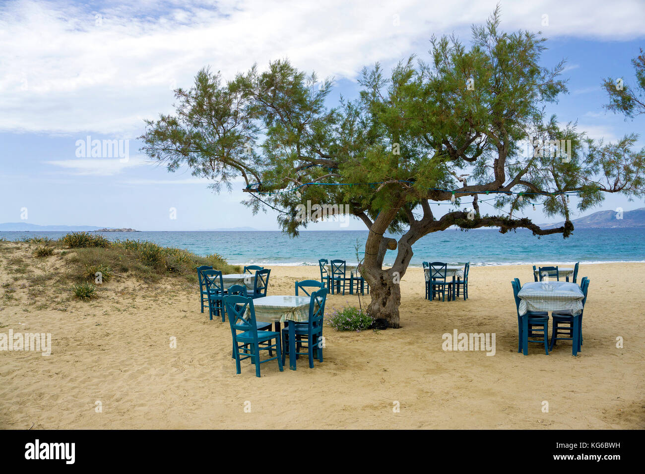 Un lugar idílico para cenar en Maragas beach, Naxos Island, las Islas Cícladas, del mar Egeo, Grecia Foto de stock