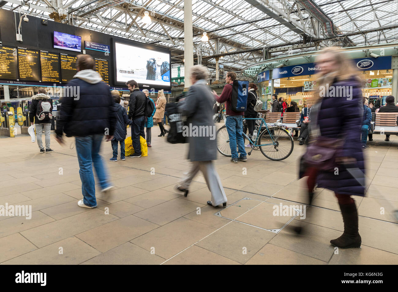 Los viajeros rush para su tren durante la hora punta en la estación Waverley de Edimburgo. Foto de stock