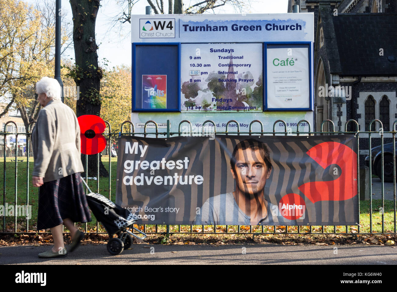 Bear Grylls y un gigante amapola como parte de un curso Alpha anuncio y recuerdo memorial en Chiswick, al oeste de Londres, Reino Unido. Foto de stock