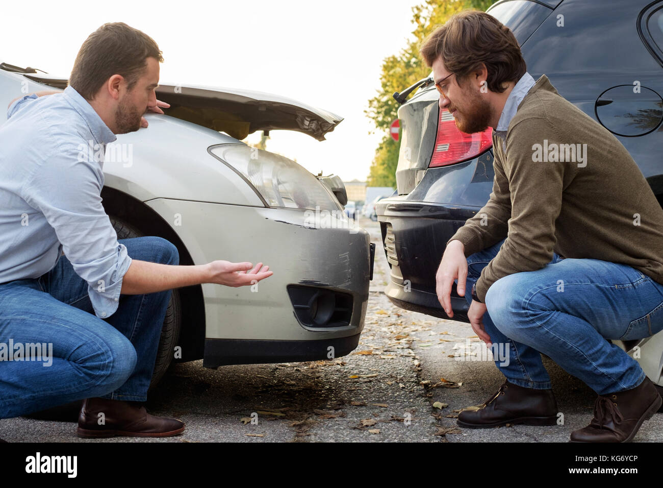Dos hombres discutiendo después de un accidente de coche en la carretera Foto de stock