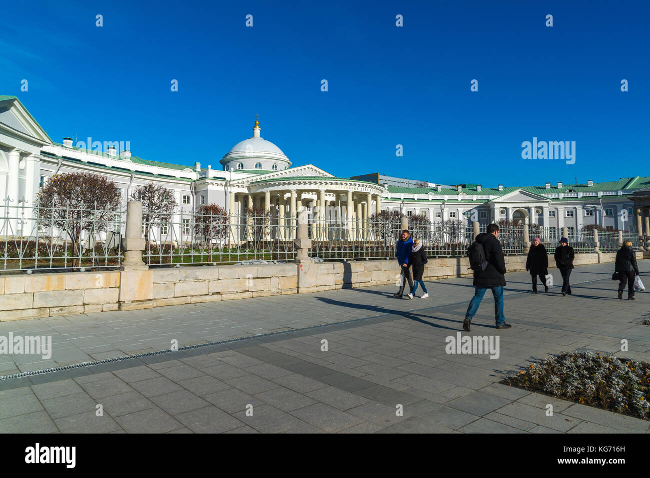 Moscú, Rusia - el 2 de noviembre. 2017. Instituto de atención de emergencia en gran plaza sukharevskaya sklifosovsky Foto de stock