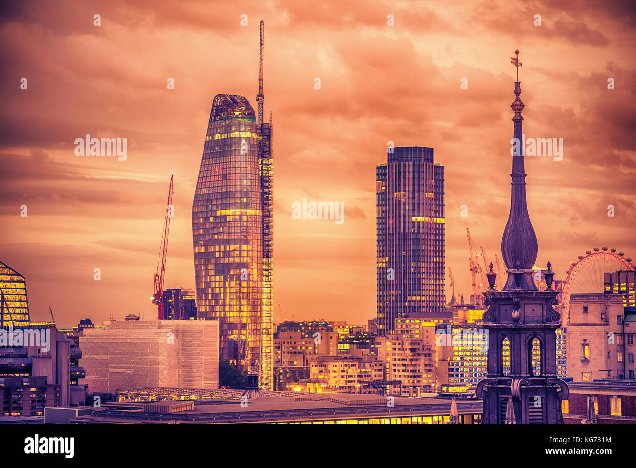 Londres, Reino Unido - 2 oktober, 2017: antena vista nocturna de la ciudad Foto de stock