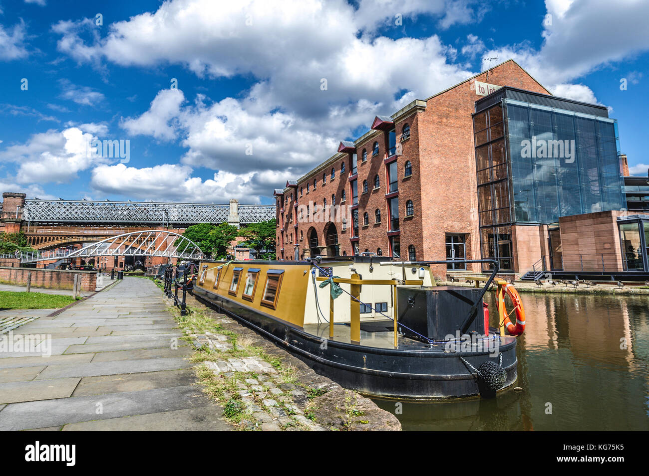 Barcaza amarrado en el Bridgewater Canal, en el centro de Manchester, Reino Unido Foto de stock