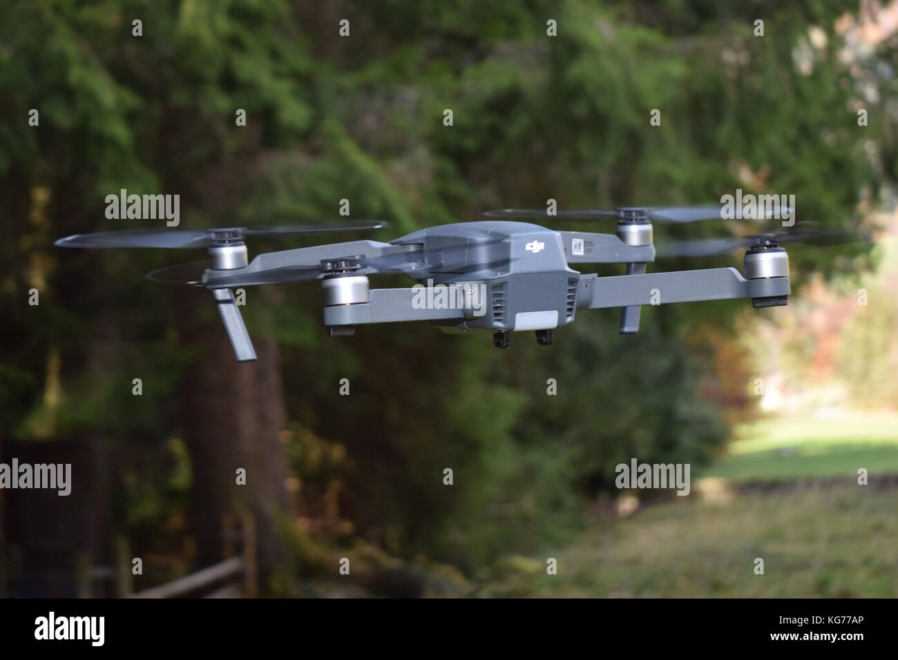 Dji mavic drone en vuelo Foto de stock