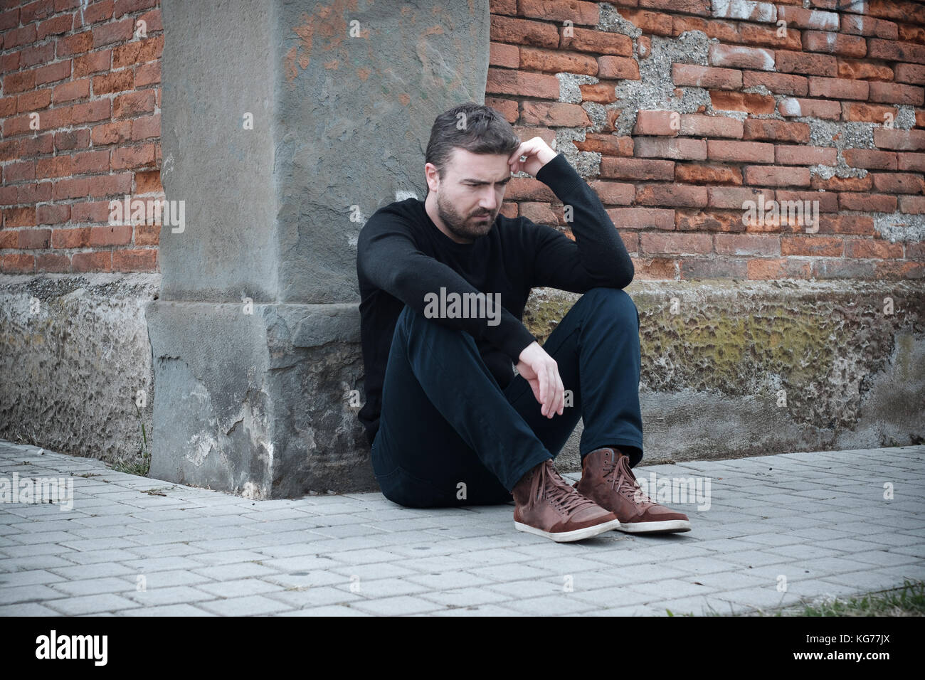 Hombre triste fotografías e imágenes de alta resolución - Alamy