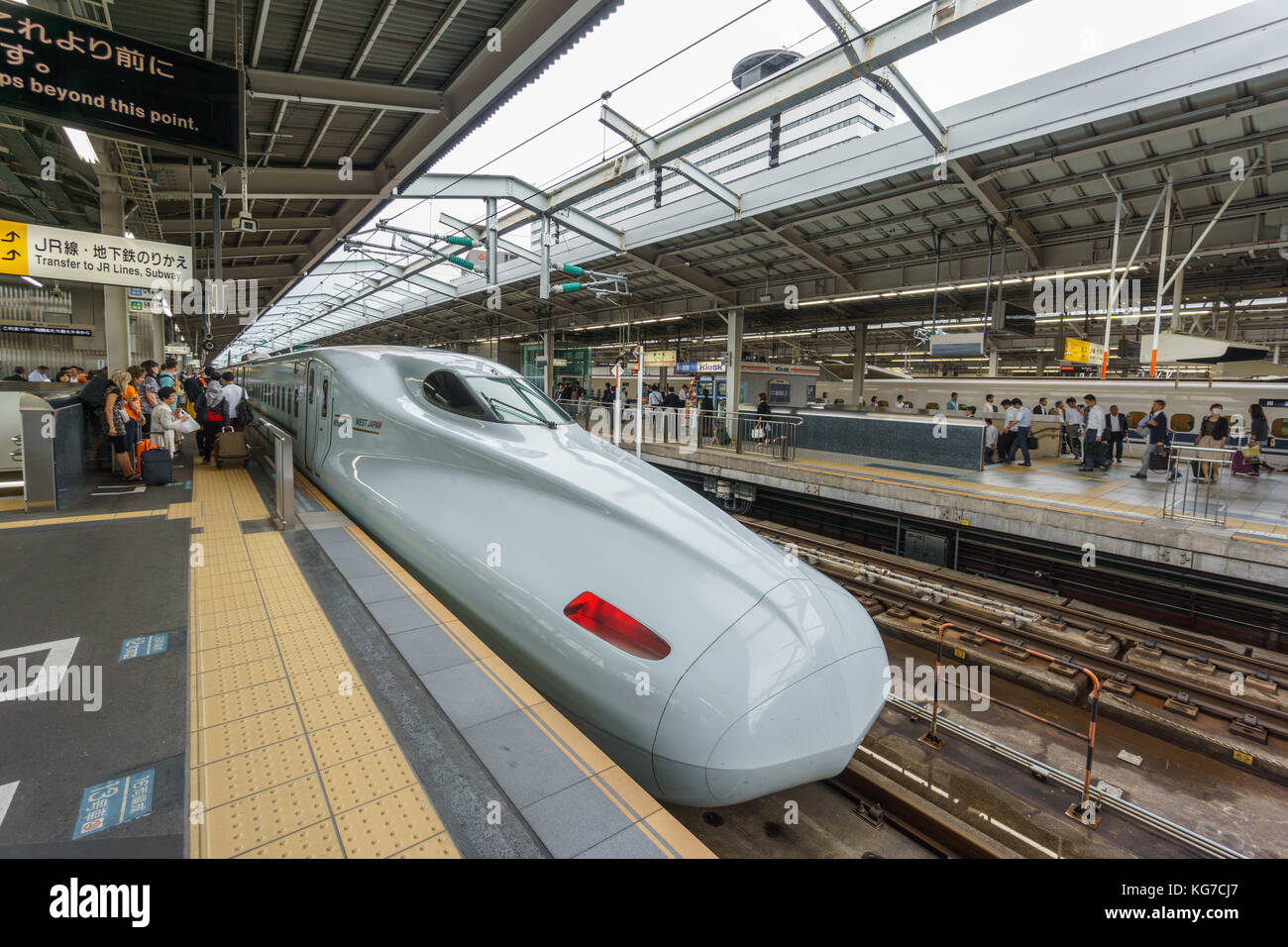 Tokio, Japón - Junio 03, 2015: un tren bala shinkansen cabeza en Tokio, Japón. El Shinkansen es la más concurrida del mundo línea de ferrocarril de alta velocidad Foto de stock