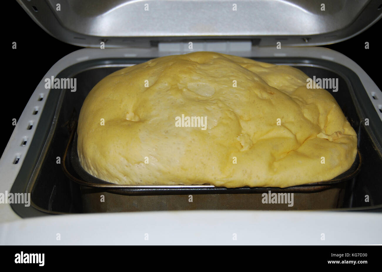 Pasteles caseros en un pan maker antes de hornear Foto de stock