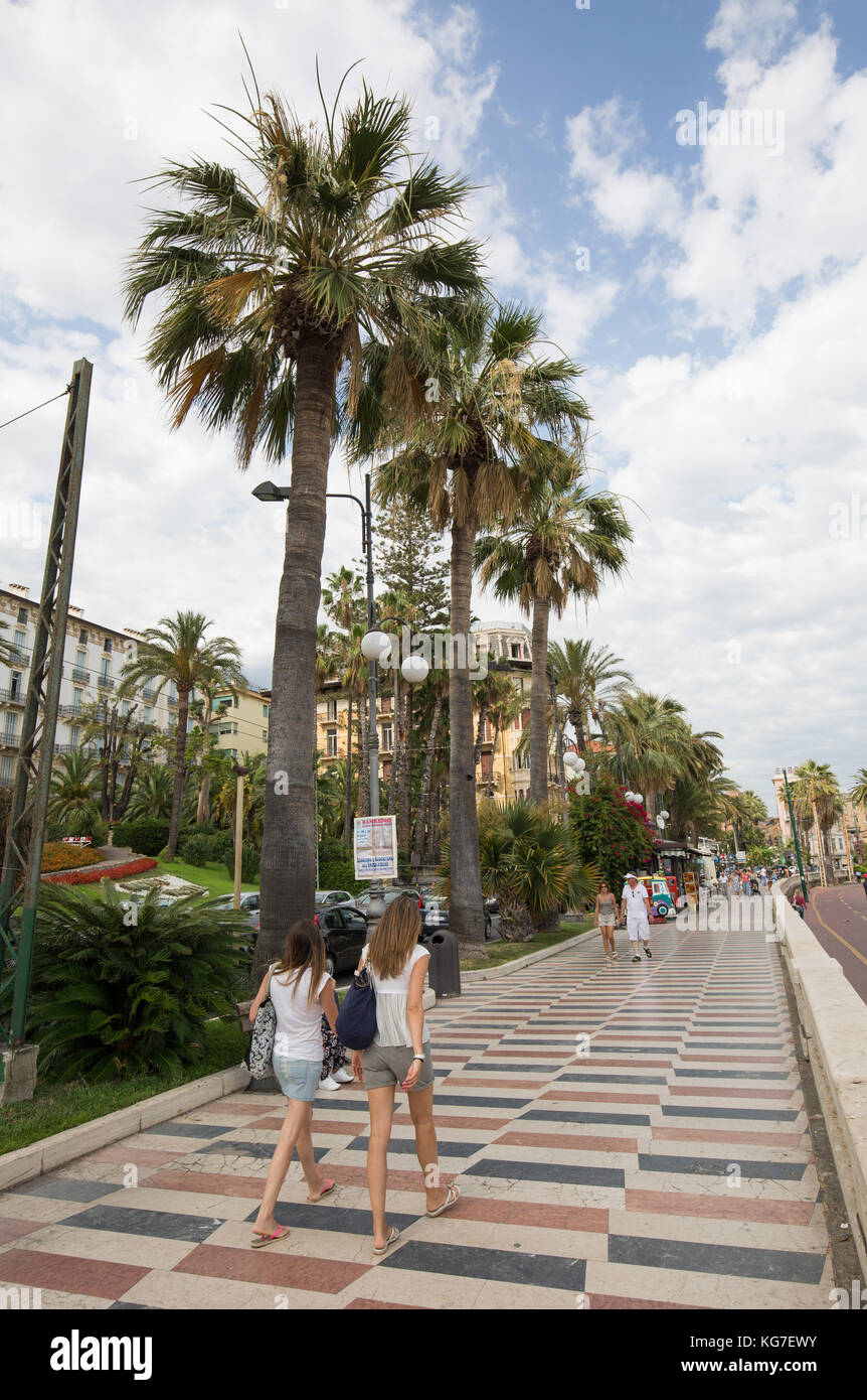 Las mujeres caminando sobre la acera, San Remo, Italia. Foto de stock