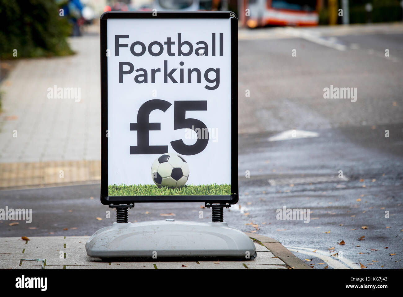 Día del partido de fútbol señal de estacionamiento Foto de stock