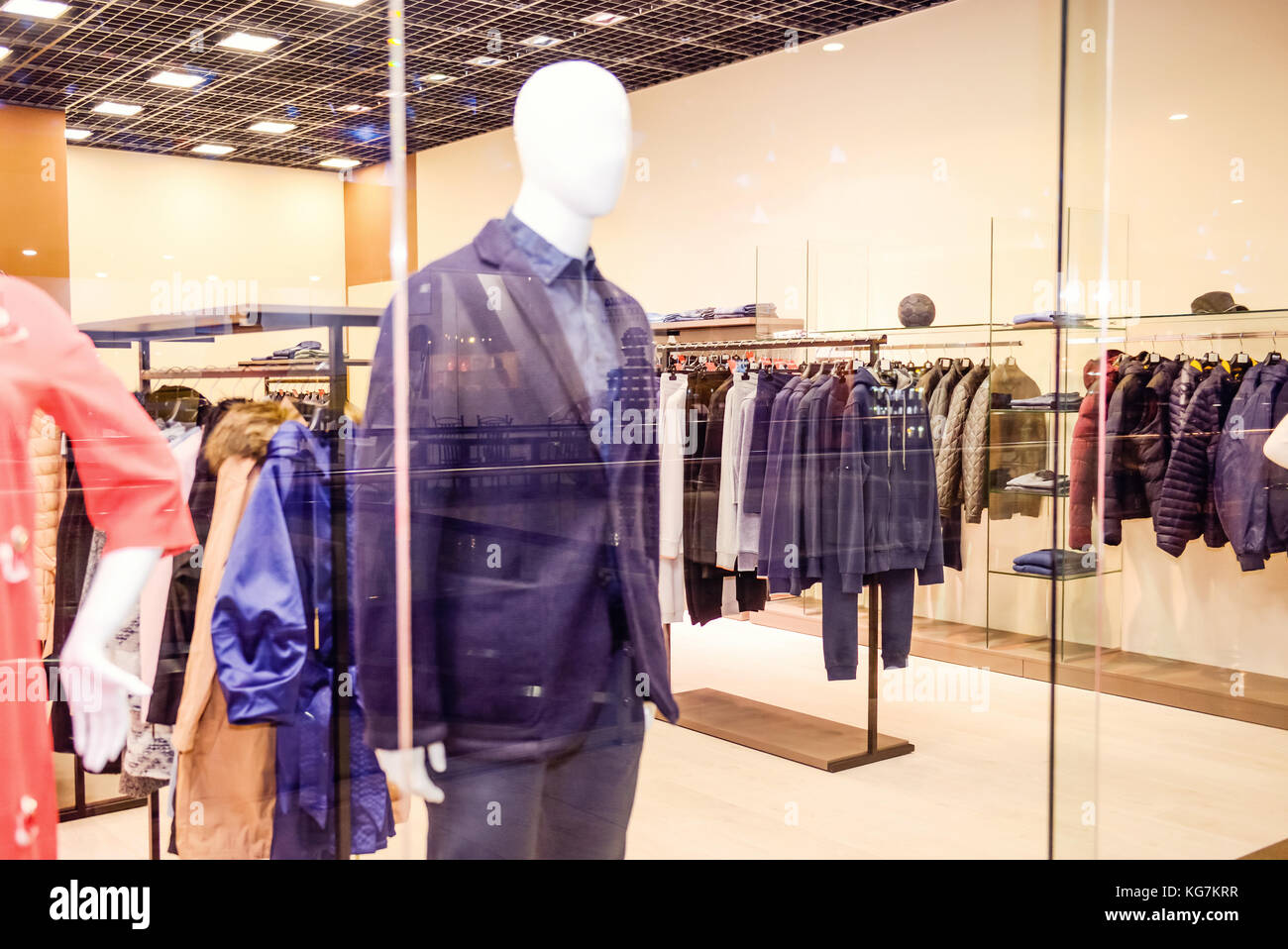 Escaparate borrosa de ropa de hombre moderno estilo casual. El enfoque  selectivo. Espacio para el texto Fotografía de stock - Alamy