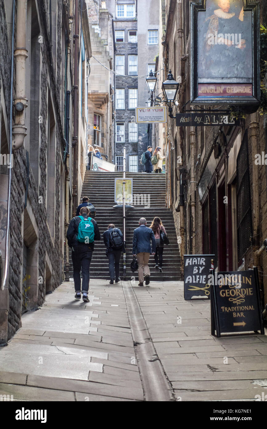 La gente caminando, subiendo los escalones de Fleshmarket Close, casco antiguo de Edimburgo, Escocia, Reino Unido Foto de stock