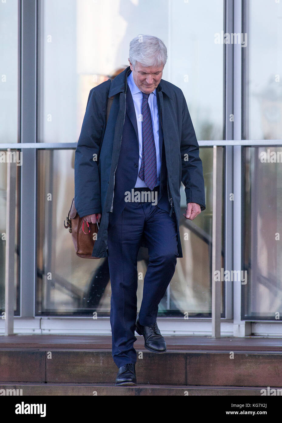 Tony Hall - Director General de la BBC, dejando BBC Scotland HQ en Glasgow. Foto de stock