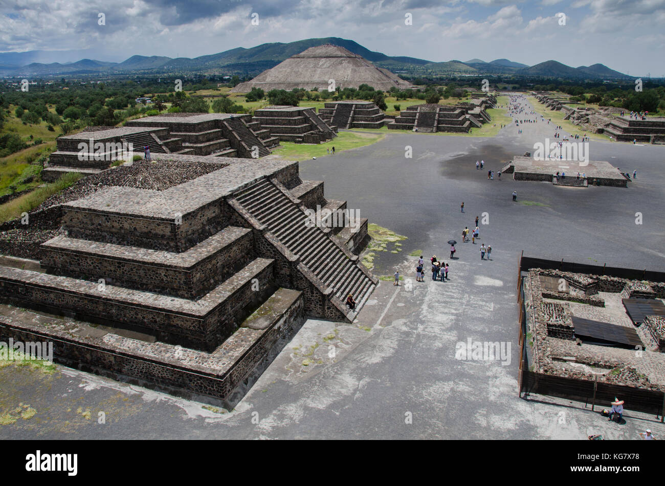 Vista de la Calzada de los muertos, con la Pirámide del Sol en el fondo,  desde la Pirámide de la Luna en Teotihuacan, México. Crédito: Karal Pé  Fotografía de stock - Alamy