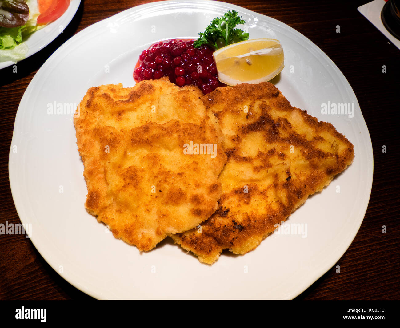 Delicioso Wiener Schnitzel, tradicional plato de carne de Austria y Alemania Foto de stock