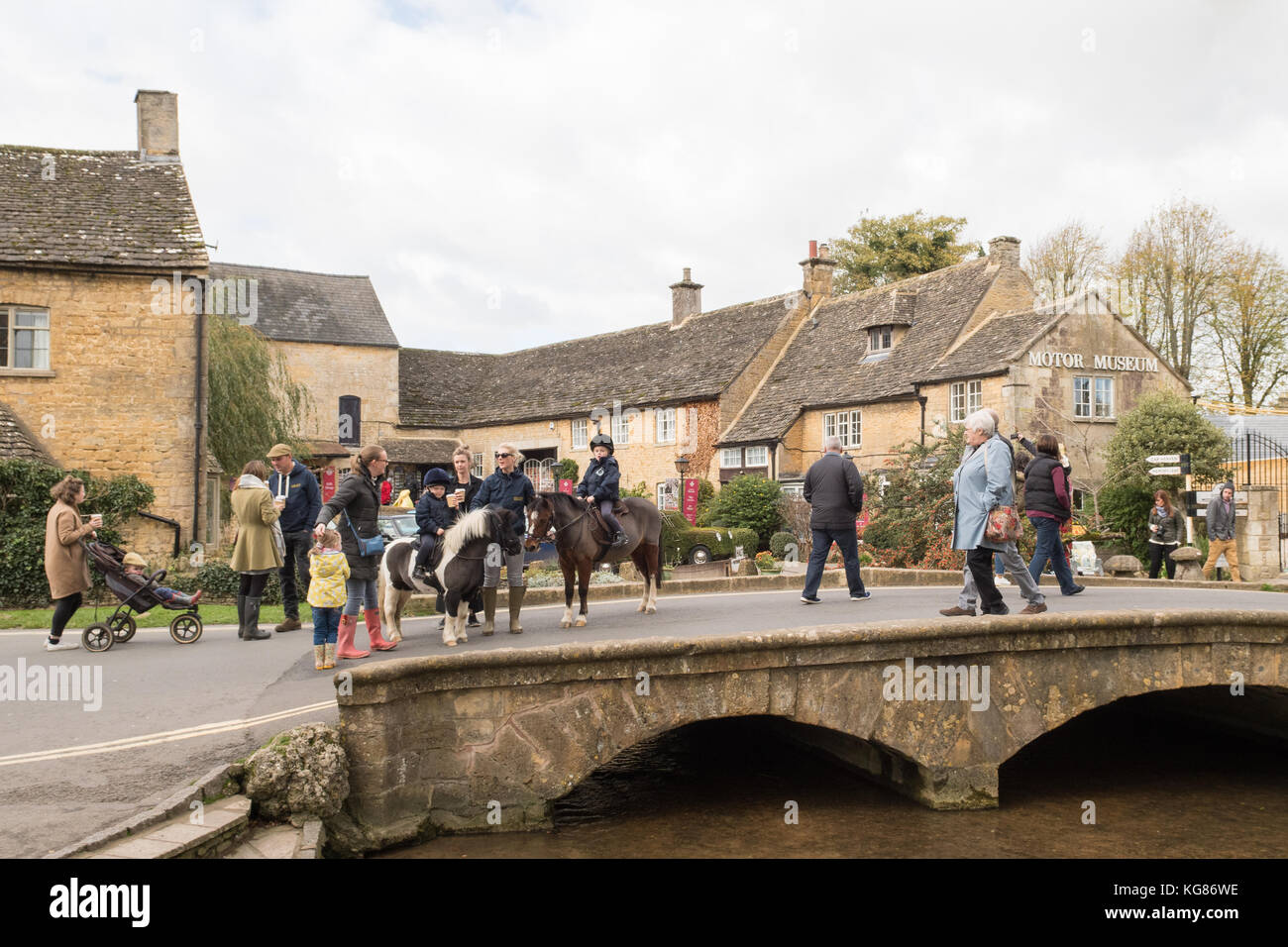 Bourton sobre el Agua - una popular y bonita aldea de Cotswold, Inglaterra, Reino Unido. Foto de stock