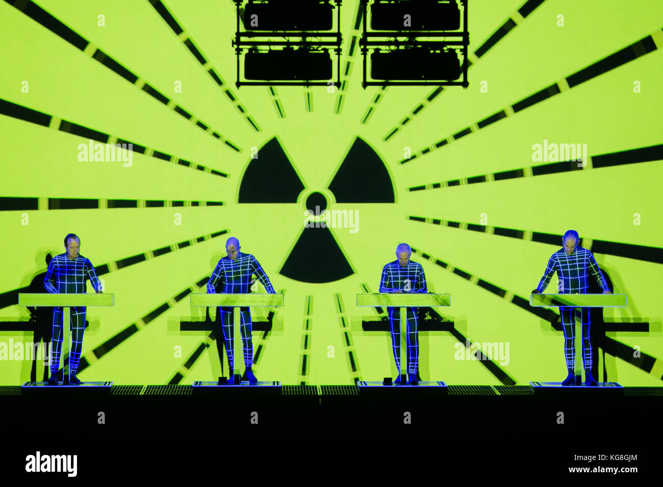 Turín, Italia, 04 de noviembre de 2017 la banda alemana Kraftwerk realiza un espectáculo en 3d en directo Foto de stock