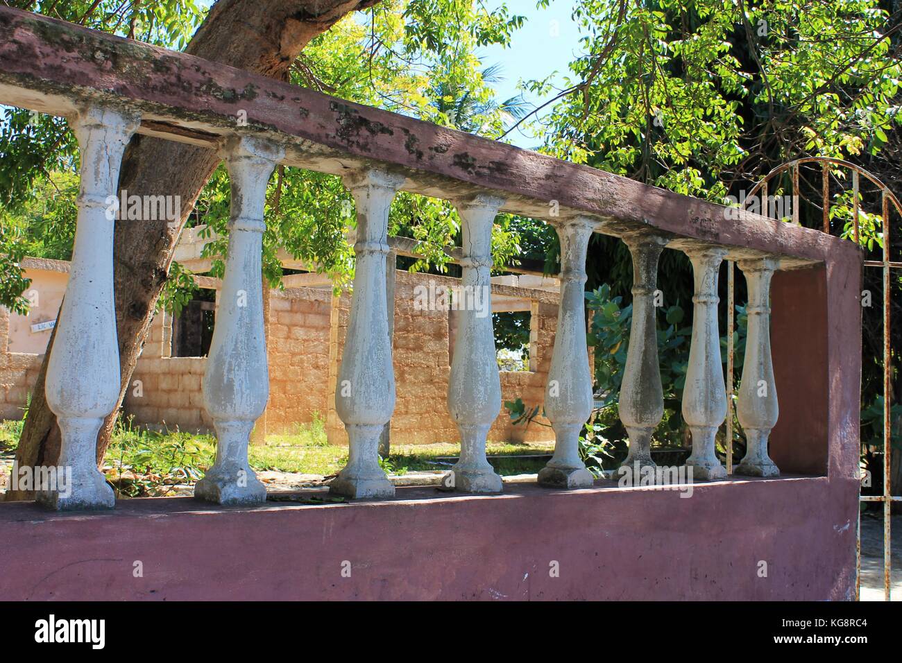 https www alamy es foto rosa media pared de cemento de color rosa con pasamanos y balaustres blancos decorativos varadero cuba oxidada puerta blanca arboles tropicales y estructura de bloque de ceniza 164921796 html
