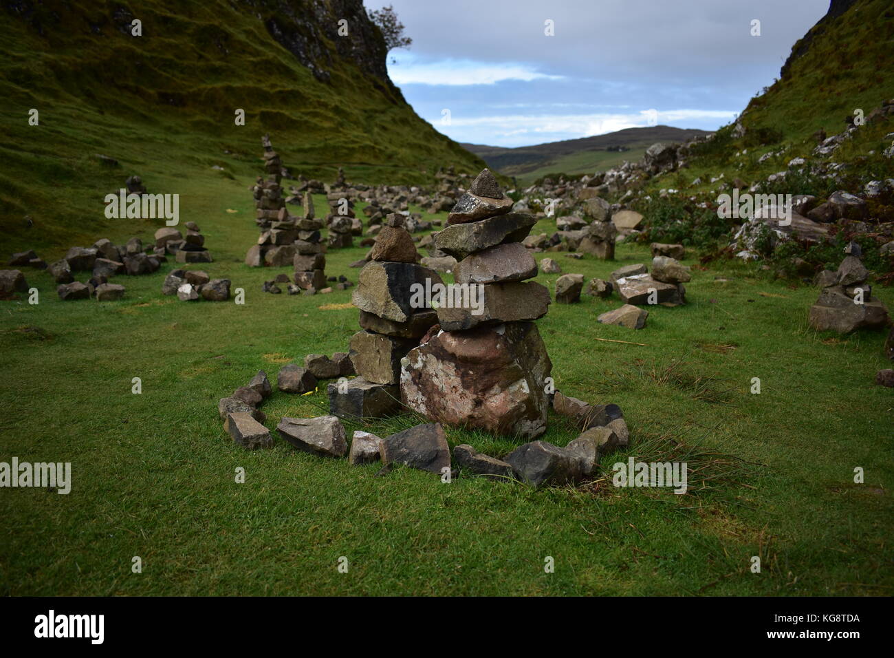 Piedras apiladas en Fairy Glen en la isla de Skye en Escocia Foto de stock