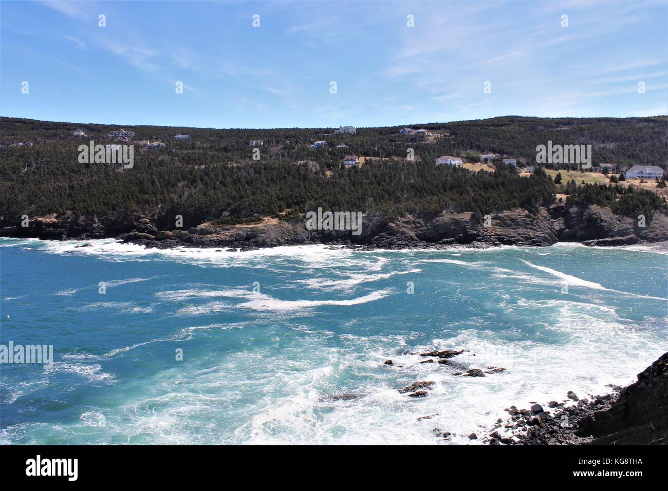 Las olas rompiendo contra los acantilados rocosos y un litoral accidentado, Logy Bay-Middle Cove-Outer Cove, Newfoundland Labrador Foto de stock