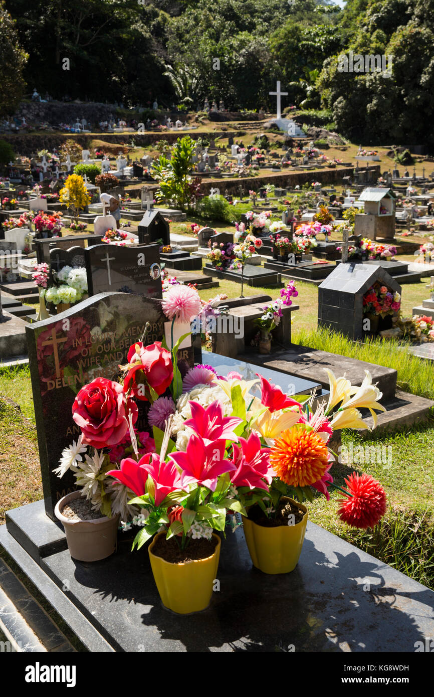 Las islas Seychelles, La Digue, Anse severa, Cementerio de la isla, coloridas flores artificiales sobre graves Foto de stock
