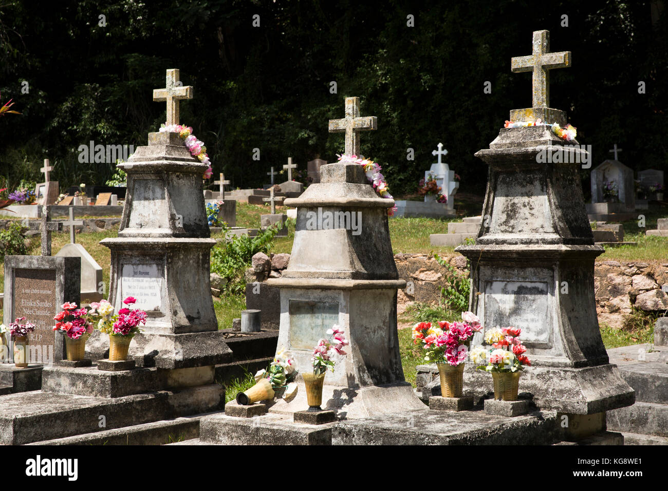 Las islas Seychelles, La Digue, Anse severa, Cementerio de la isla, tres viejas tumbas con cruces Foto de stock