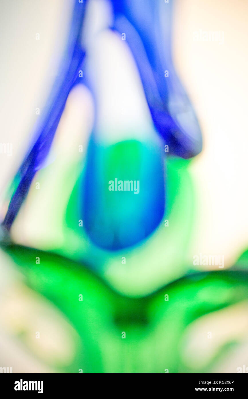 El azul y el verde abstracto fondo de vidrio. Foto de stock