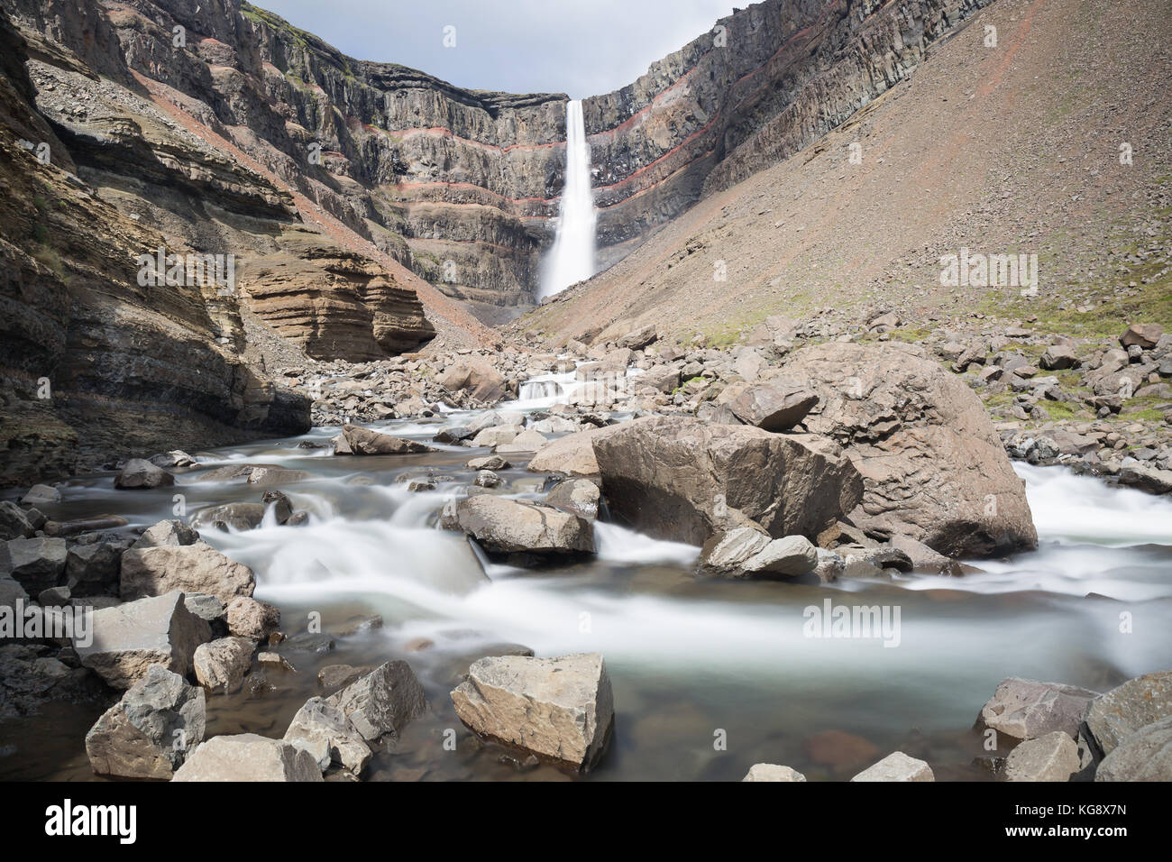 Cascada de hengifoss Islandia Foto de stock