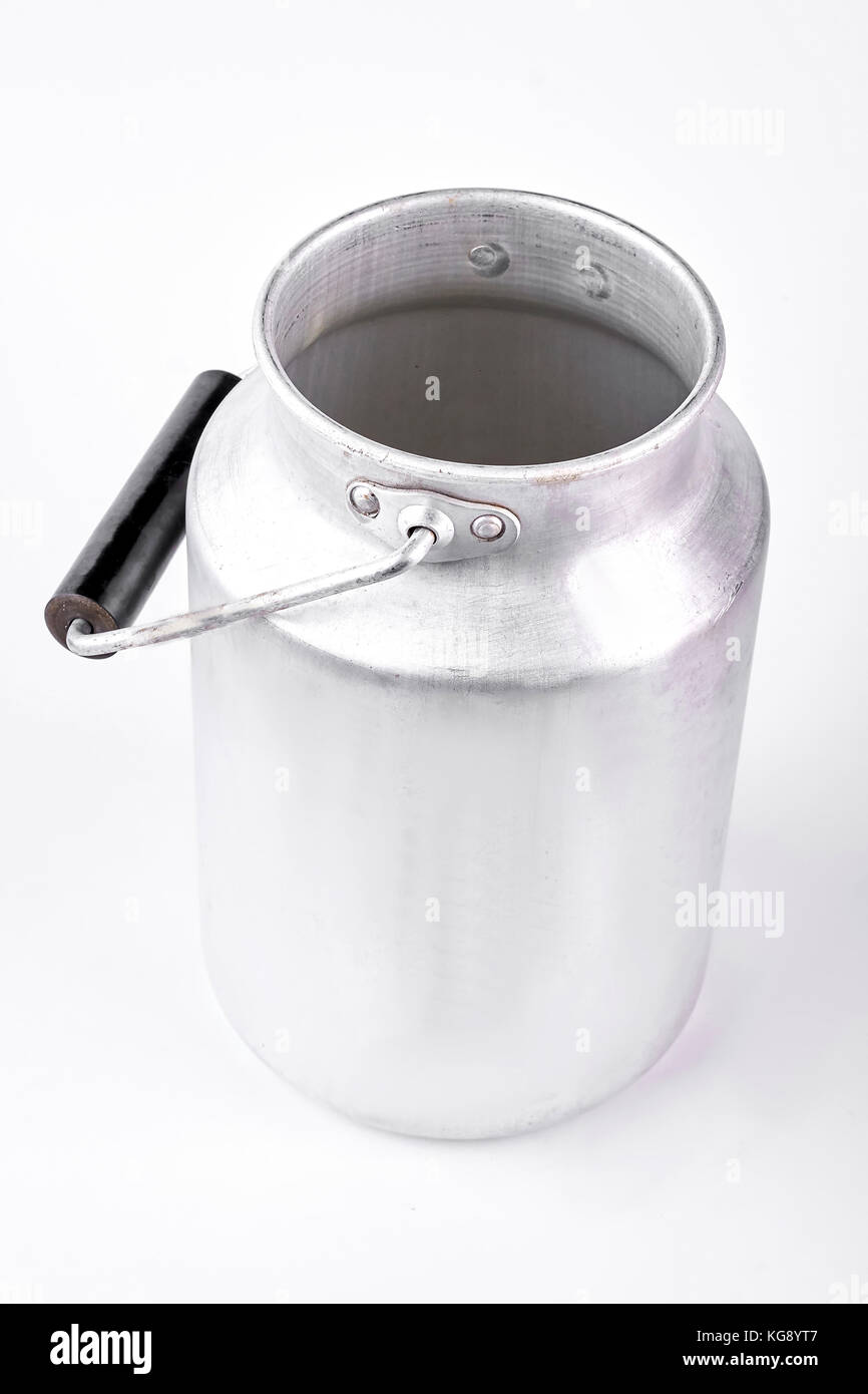 Aluminio retro jarra de leche, fondo blanco Fotografía de stock - Alamy