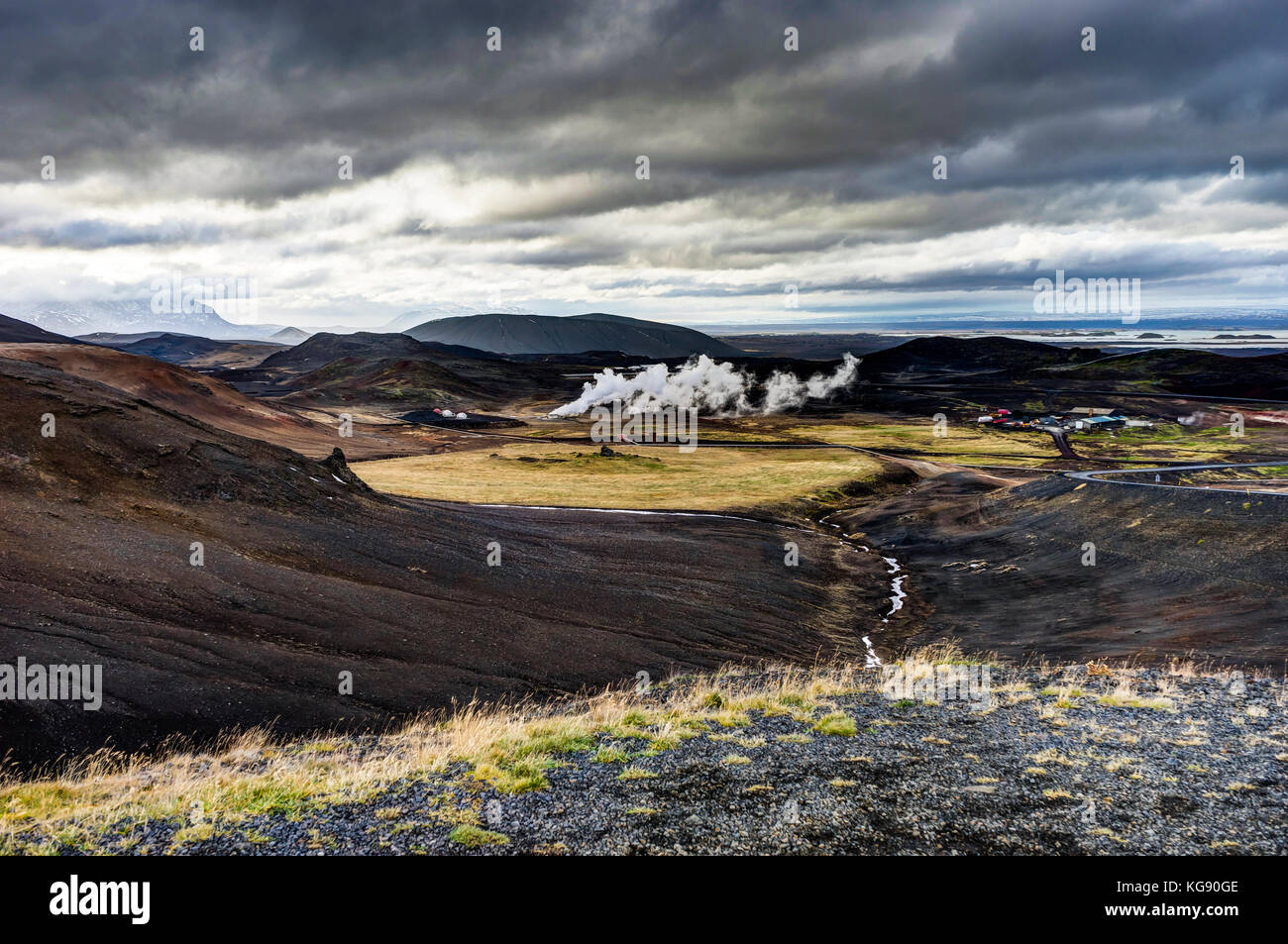 Hverir área geotérmica cerca de Myvatn Islandia con las nubes y el cielo un Foto de stock
