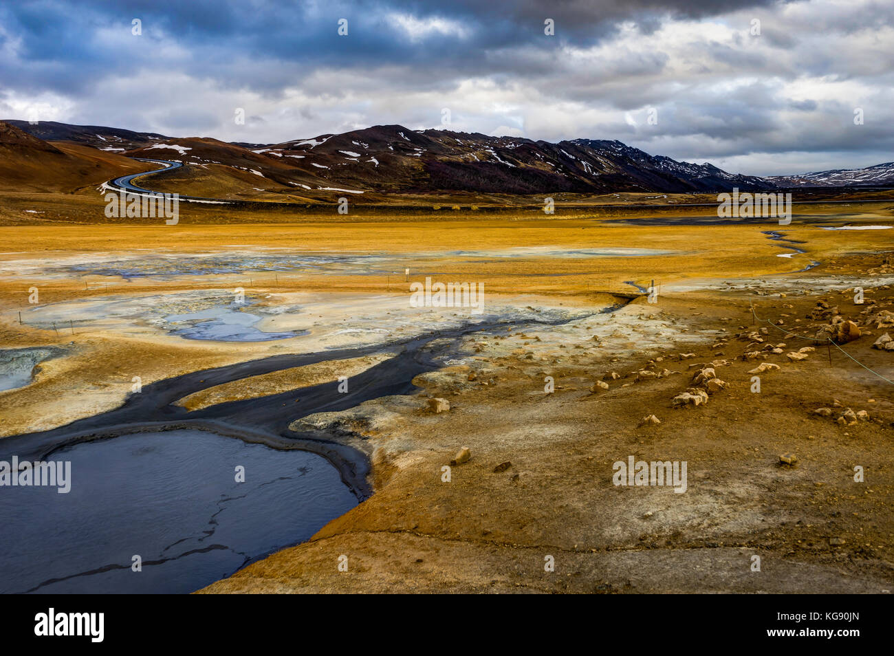 Hverir área geotérmica cerca de Myvatn Islandia con las nubes y el cielo un Foto de stock