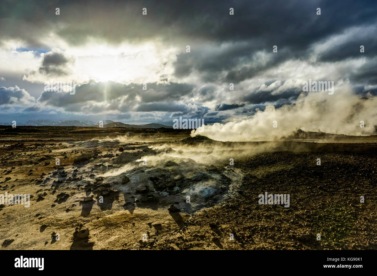 Hverir área geotérmica cerca de Myvatn Islandia con las nubes y el cielo un Foto de stock
